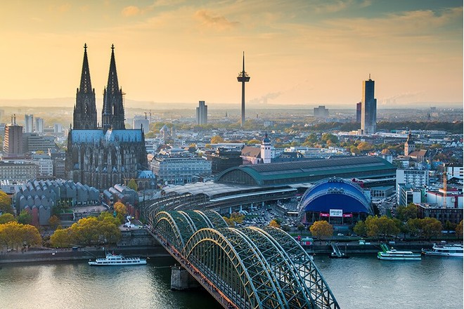 endlich-wieder-fernbusse-in-koeln-oeffnung-der-haltestelle-breslauer-platz_1542869664_desktop